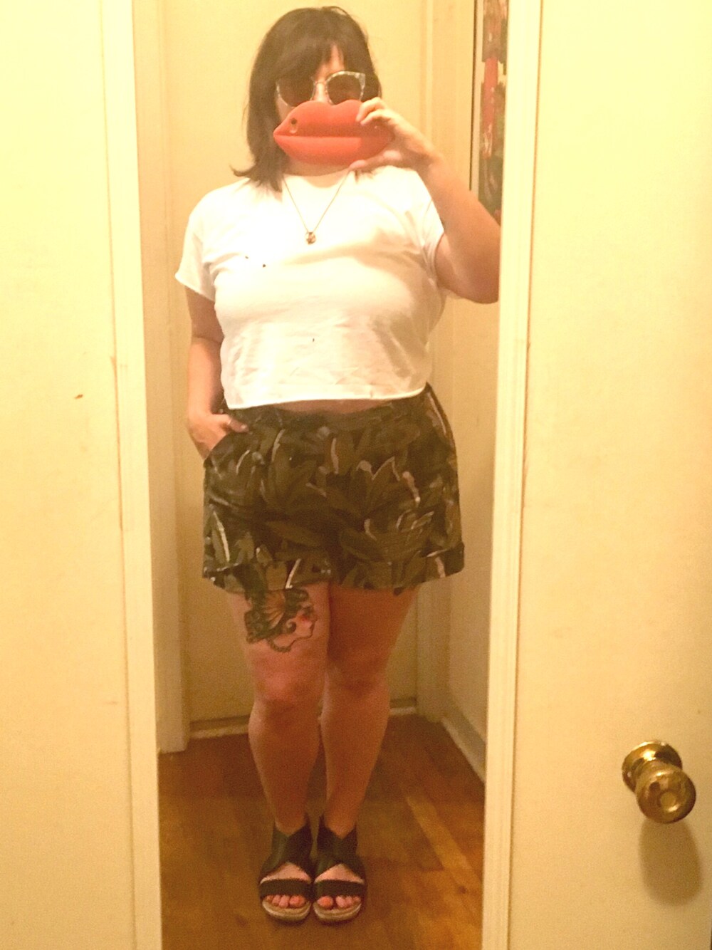 「DIY、shorts、Hanes、sandals、plussize、whowhatwearxtarget、whiteshirt」｜「Who What Wearのアイテム（パンツ、グリーン系）」を使った、sugarbonezさん（レディース・168cm）の夏コーディネートの1枚目の写真