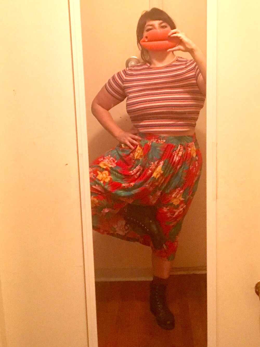 「Tropical 、stripes、croptop、patternmixing、pattern、vintage、combat boots、ootd、plussize、curvy」｜「VINTAGEのアイテム（スカート、レッド系）」を使った、sugarbonezさん（レディース・168cm）の秋コーディネートの1枚目の写真