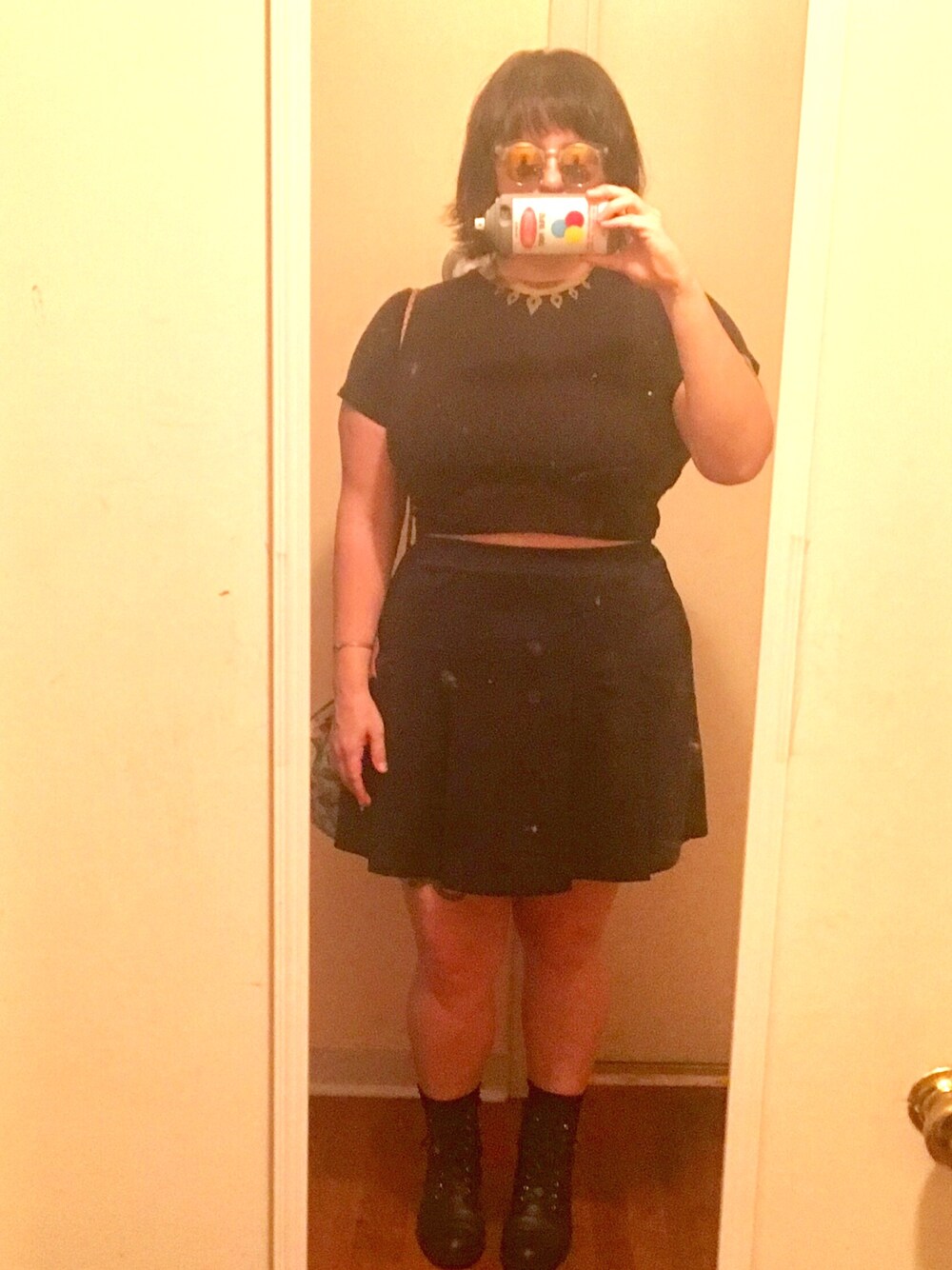 「pleats、black and blue、combat boots、croptop、plussize」｜「land’s endのアイテム（スカート、ブルー系）」を使った、sugarbonezさん（レディース・168cm）の秋コーディネートの1枚目の写真