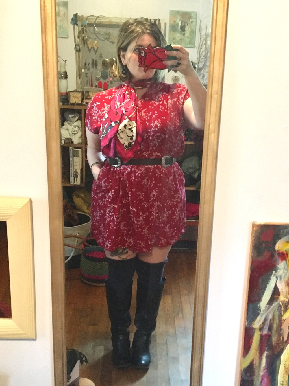 「silk scarf、scarf、floral、pattern、dress、boots、knee-high boots、plussize、western、working style」｜「thriftedのアイテム（ドレス、レッド系）」を使った、sugarbonezさん（レディース・168cm）の冬コーディネートの1枚目の写真