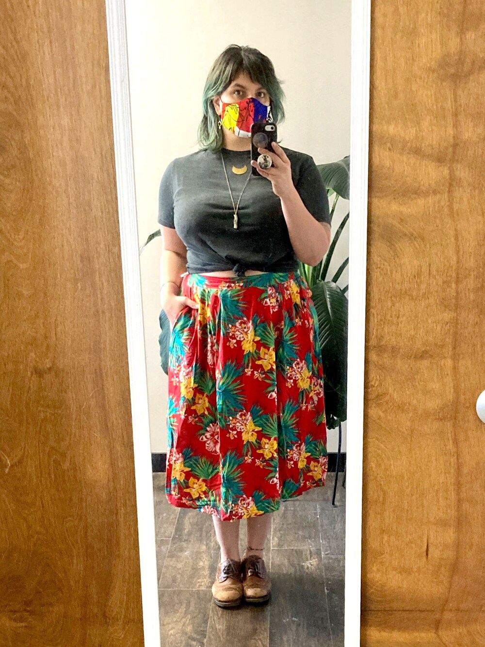「working style、ootd、floral、hawaii、Tropical 、vintage、Tshirts、plussize」｜「VINTAGEのアイテム（スカート、レッド系）」を使った、sugarbonezさん（レディース・168cm）の夏コーディネートの1枚目の写真