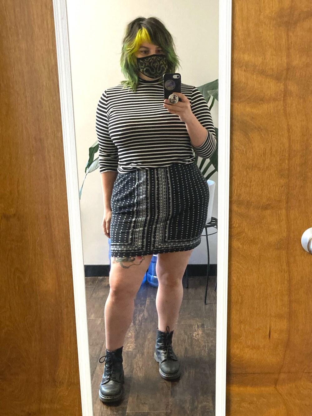 「pattern、skirt、stripes、Dr.Martens、thrifted、plussize、ootd、working style」｜「max studioのアイテム（スカート、ブラック系）」を使った、sugarbonezさん（レディース・168cm）の秋コーディネートの1枚目の写真