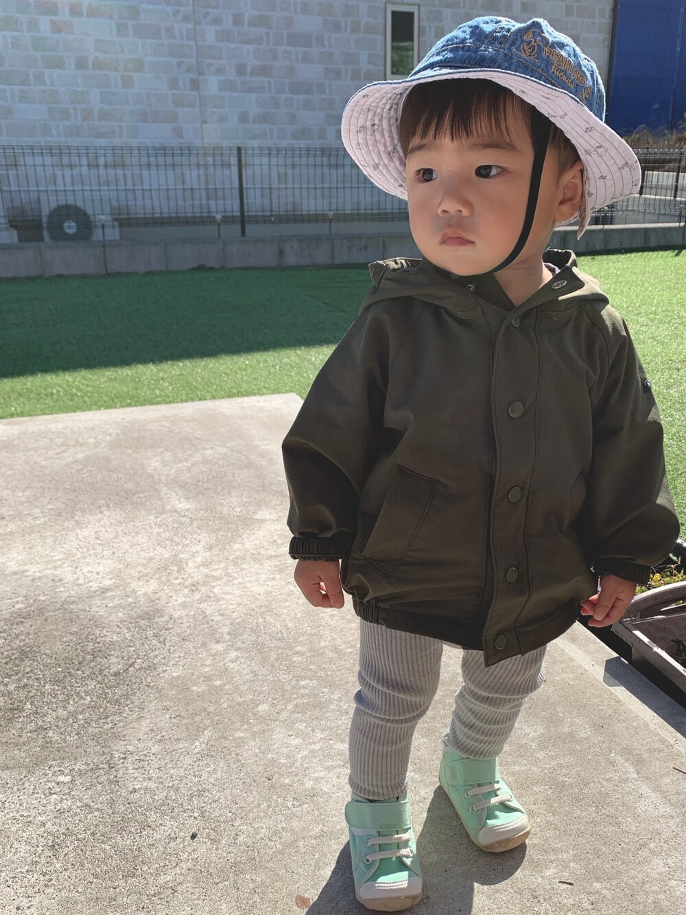 「男の子コーデ、プチプラ、男の子、カジュアルコーデ、1歳、公園スタイル」｜「しまむらのアイテム（ナイロンジャケット、グリーン系）」を使った、ちびたこすけさん（キッズ・70cm）の秋コーディネートの1枚目の写真