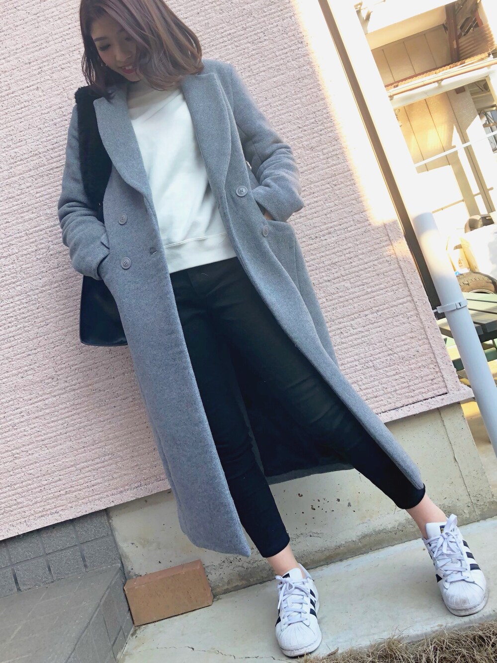 「シンプルコーデ、休日スタイル、大人カジュアル、冬、パンツスタイル、ロングコート、UNIQLO、大人コーデ、スニーカーコーデ、adidas originals」｜「GRLのカットオフストレッチスキニーパンツ（その他パンツ、ブラック系）」を使った、M♡さん（レディース・156cm）の冬コーディネートの1枚目の写真