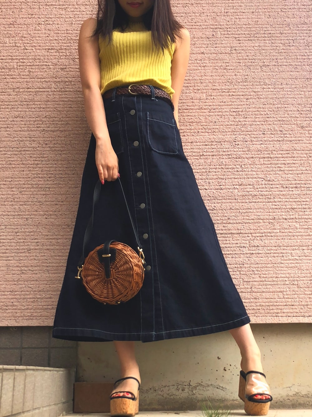 「きれいめカジュアル、デニムスカート、ロングスカート、Aライン、イエロー、リブニット、ハイネック、オトナ女子、クリアサンダル、プチプラ」｜「GUのアイテム（デニムスカート、ブルー系）」を使った、M♡さん（レディース・156cm）の夏コーディネートの1枚目の写真