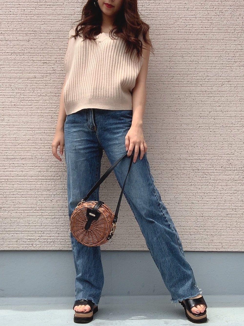 「カジュアルコーデ、大人カジュアル、Discoat Parisien、ベスト、かごバッグ、いいね、save、フォローお願いします🤑、夏、オトナカジュアル、デニムパンツ、ストレートデニム」｜「DISCOATの後ろリボンニットベスト（ニット/セーター、ベージュ系）」を使った、M♡さん（レディース・157cm）の夏コーディネートの1枚目の写真