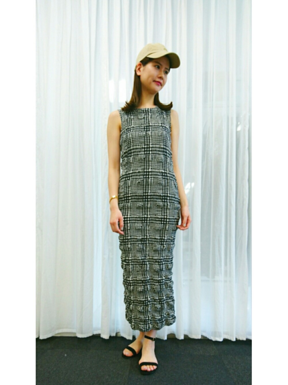 「オトナカジュアル、春、ギンガムチェック、ギンガムチェックワンピース、JILLSTUART、モノトーン」｜「JILL STUARTのシャーリングギンガムワンピース（ワンピース、ブラック系）」を使った、ＨＡＺＵＫＩさん（レディース・170cm）の冬コーディネートの1枚目の写真