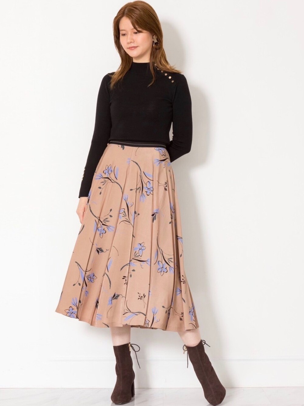 「スカート、花柄、ショートブーツ、キレイめ、JILLSTUART、ジルスチュアート、ロロピアーナ」｜「JILL STUARTの◆オリーブボタンデザインニット（ニット/セーター、ブラック系）」を使った、ＨＡＺＵＫＩさん（レディース・170cm）の秋コーディネートの1枚目の写真
