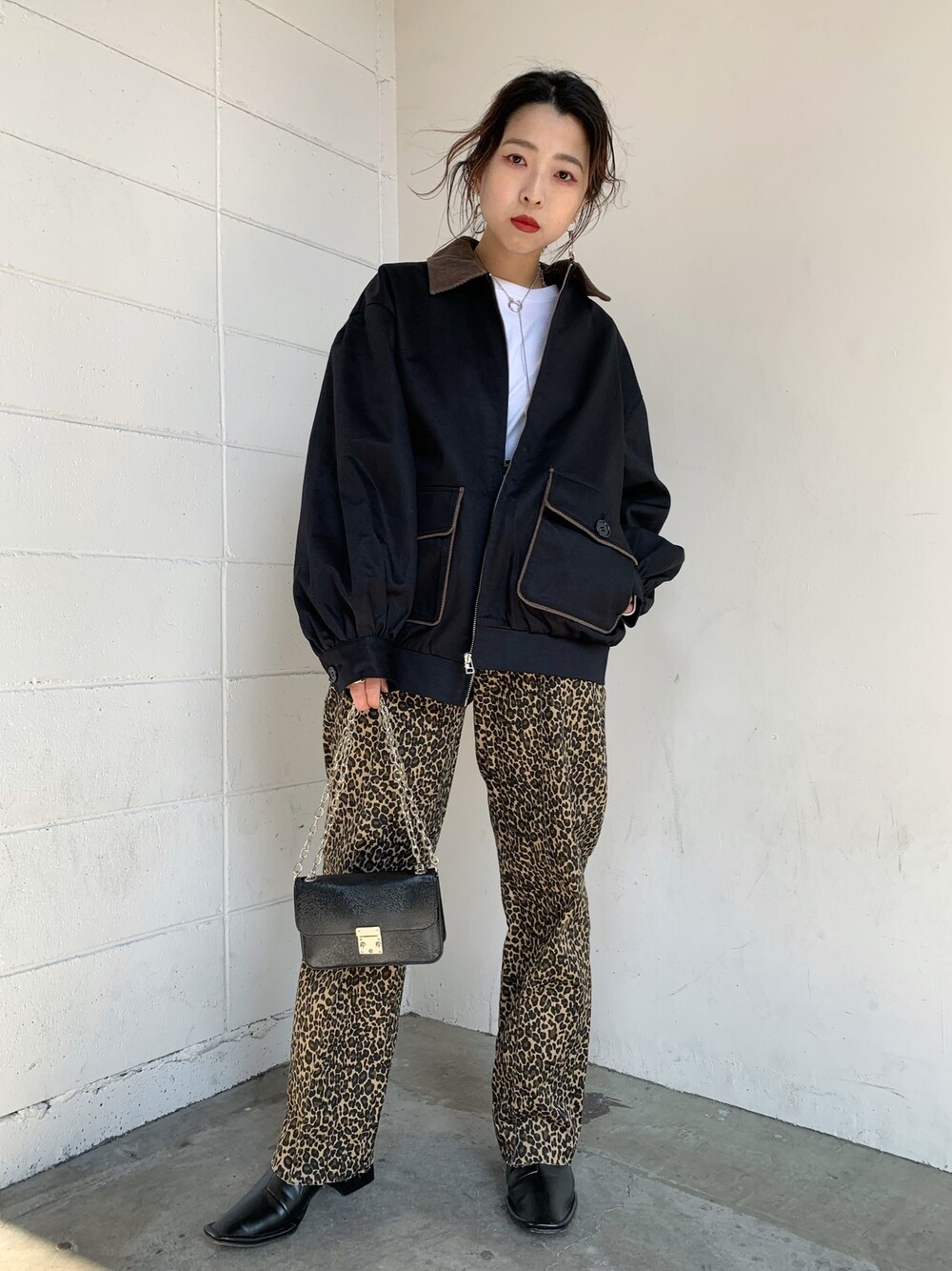 「ボリューム袖、ブルゾン、春コーデ、レオパード、ジャケット、カバーオール、柄パンツ」｜「WHO'S WHO galleryのパイピングツイルジップブルゾン（ブルゾン、ブラック系）」を使った、36sakaimamiさん（レディース・152cm）の春コーディネートの1枚目の写真