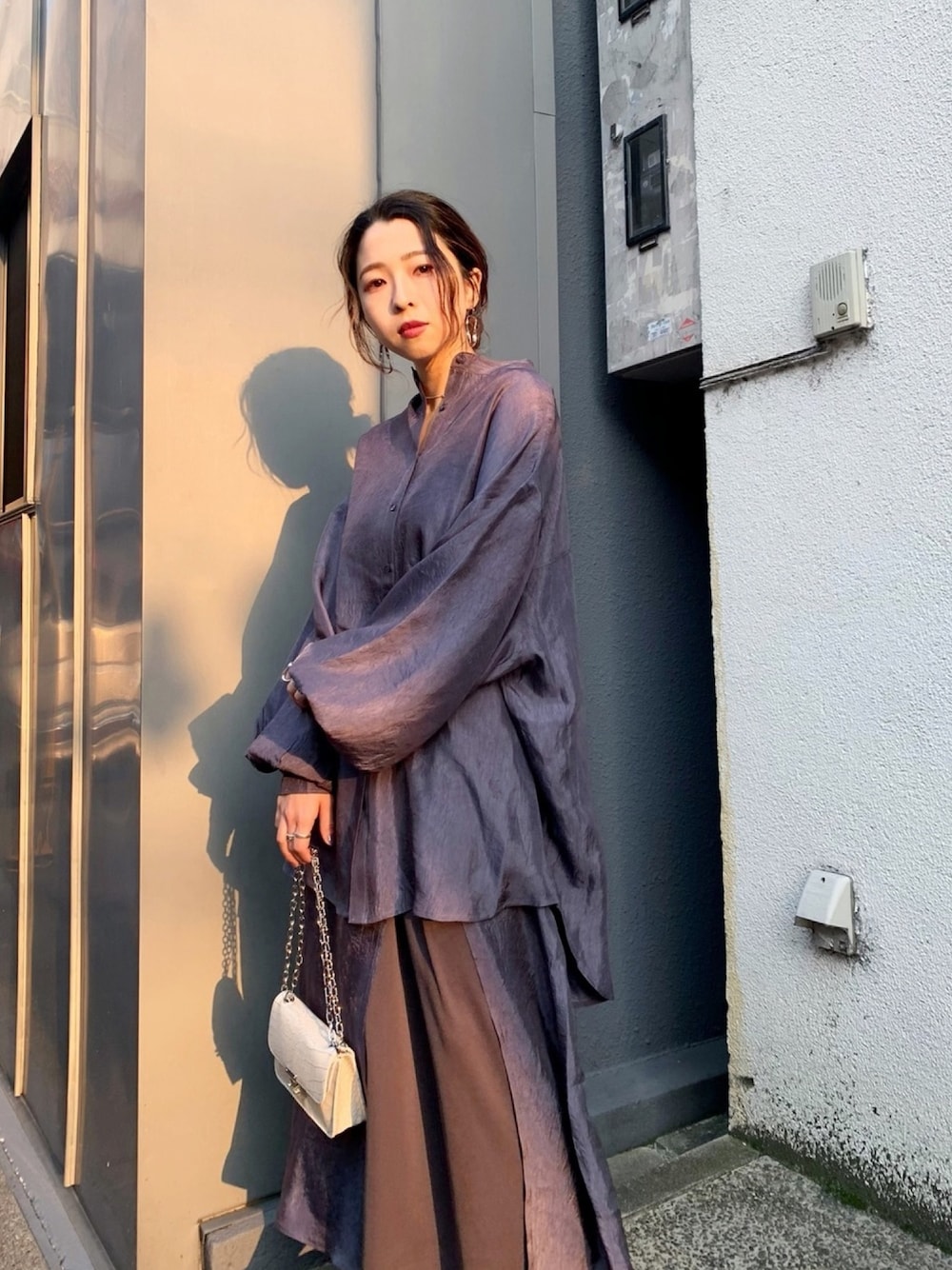 「セットアップ、サテン、サテンスカート、シャツ、シャツスタイル、WHO’S WHO gallery、低身長、サテンシャツ、ビッグシルエット」｜「WHO'S WHO galleryのサテンスタンドカラーシャツ（シャツ/ブラウス、グレー系）」を使った、36sakaimamiさん（レディース・152cm）の春コーディネートの1枚目の写真