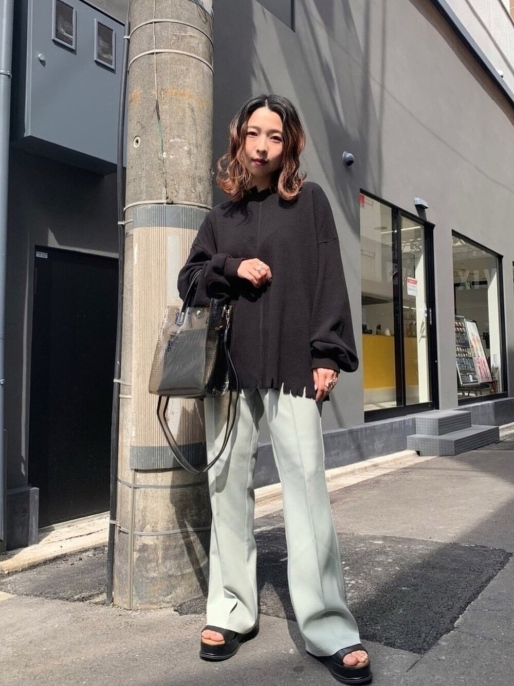 「ラクチンコーデ、低身長コーデ、フレアパンツ、ビッグシルエット、オーバーサイズ、グリーン、ショルダーバッグ、春コーデ、トートバッグ、低身長」｜「WHO'S WHO galleryのサーマルボリュームスリーブダメージビッグトップス（Tシャツ/カットソー、ブラック系）」を使った、36sakaimamiさん（レディース・152cm）の春コーディネートの1枚目の写真