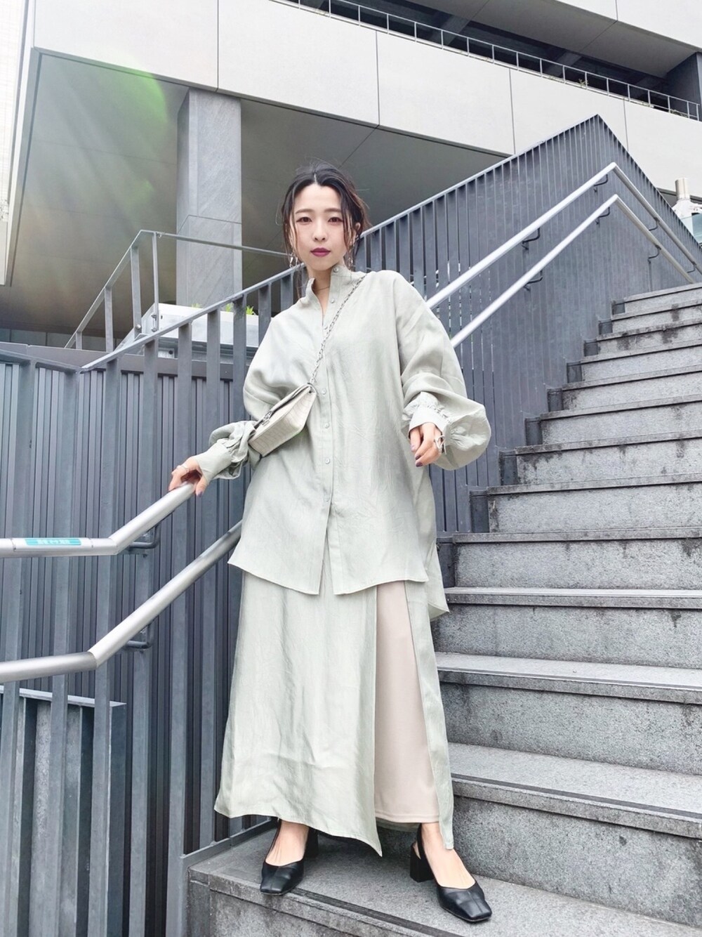 「セットアップ、サテン、サテンシャツ、サテンスカート、スタンドカラーシャツ、シャツ、ビッグシルエット、ロングスカート、WHO’S WHO gallery、低身長」｜「WHO'S WHO galleryのサテンスタンドカラーシャツ（シャツ/ブラウス、グリーン系）」を使った、36sakaimamiさん（レディース・152cm）の春コーディネートの1枚目の写真