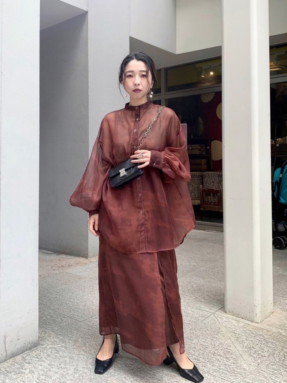 「セットアップ、春コーデ、シャツスタイル、シースルー、シアーシャツ、ワントーンコーデ、ブラウン、WHO’S WHO gallery、低身長、ショルダーバッグ」｜「WHO'S WHO galleryのシースルームラ染めスタンドカラーシャツ（シャツ/ブラウス、ブラウン系）」を使った、36sakaimamiさん（レディース・152cm）の春コーディネートの1枚目の写真