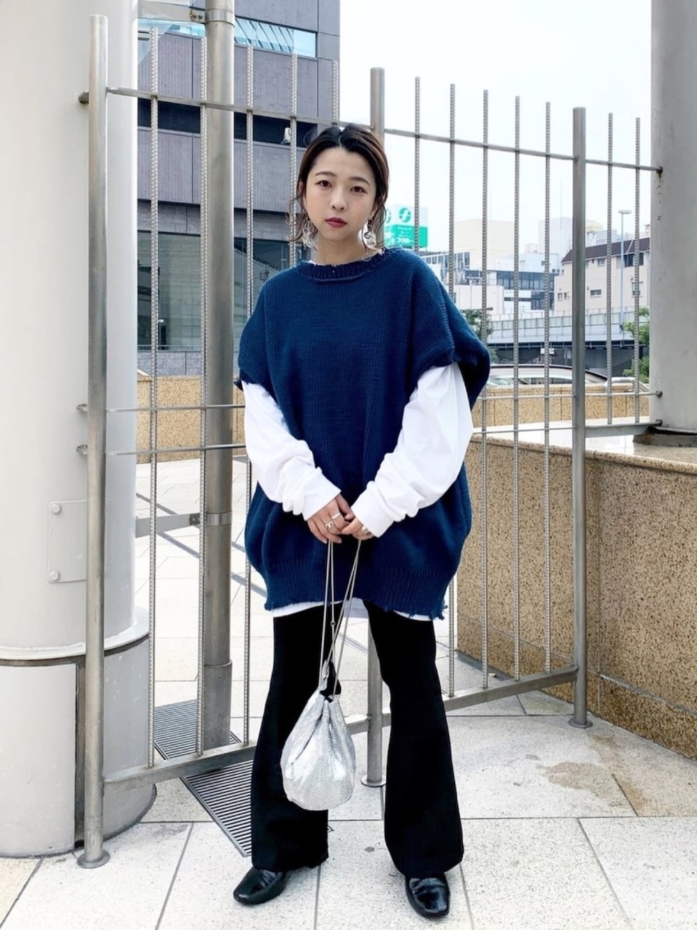 「低身長、ストリート、ロンT、ニット、ベスト、ダメージニット、フレアパンツ、ビッグシルエット、オーバーサイズ、ゆるコーデ」｜「WHO'S WHO galleryのスーパービッグダメージマルチウェイニット/バックスリットデザイン（ニット/セーター、ブルー系）」を使った、36sakaimamiさん（レディース・152cm）の春コーディネートの1枚目の写真