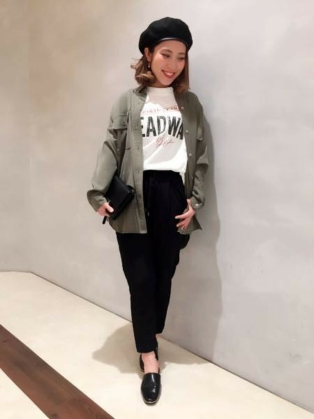 「ロゴT、ベレー帽、JEANASiS、ジーナシス、トラウザーパンツ、ミリタリーシャツ、春コーデ、黒パンツ」｜「JEANASISのミリタリーシャツ/744437 （シャツ/ブラウス、グリーン系）」を使った、JEANASISイオンモール倉敷店STAFFさん（レディース・154cm）の春コーディネートの1枚目の写真