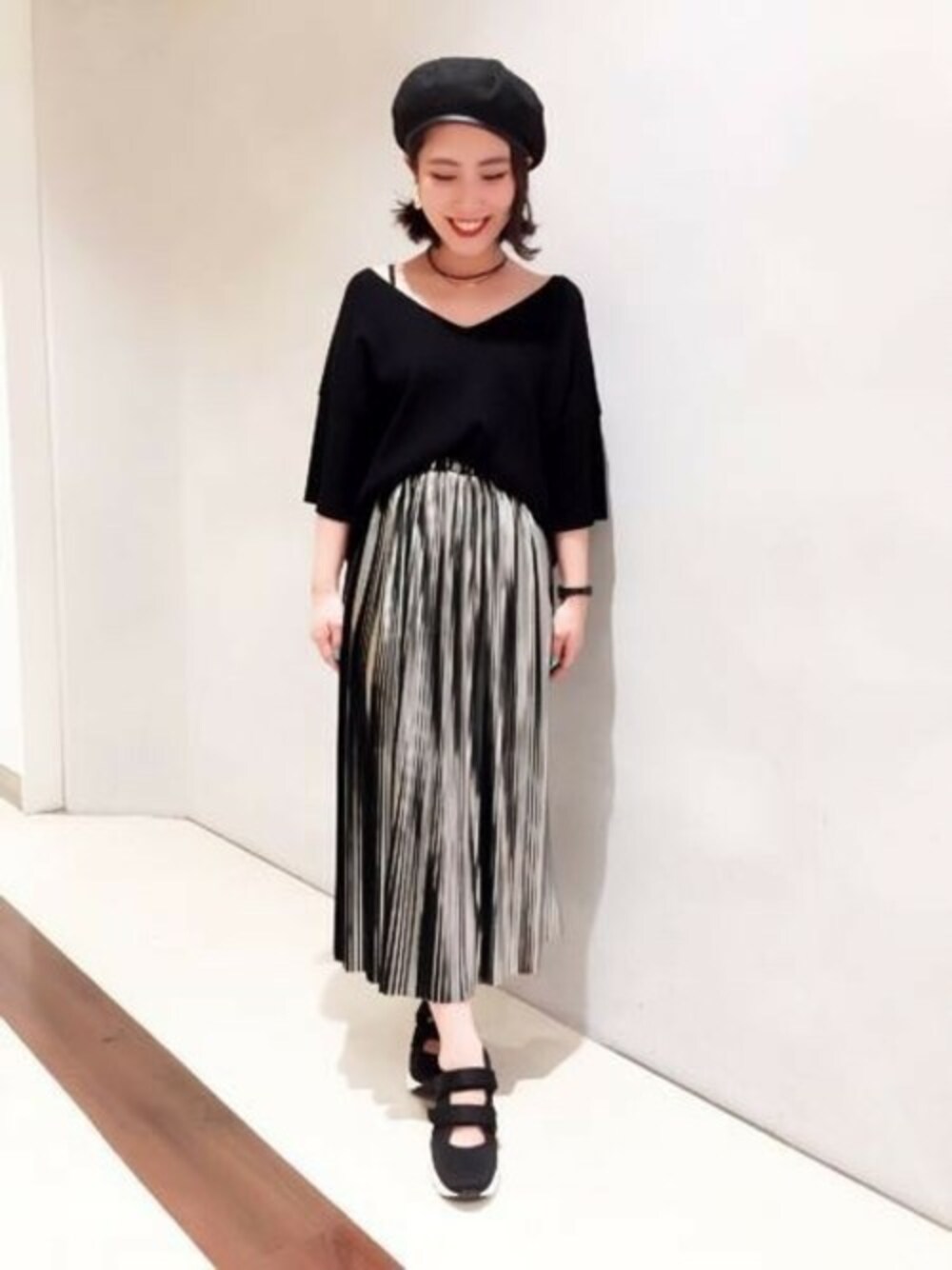 「スニーカー、シルバー、JEANASiS、モノトーン、ジーナシス、メタリック、サマーニット、夏コーデ」｜「JEANASISの12GリョウVプルオーバーSS/749974 （ニット/セーター、ブラック系）」を使った、JEANASISイオンモール倉敷店STAFFさん（レディース・154cm）の夏コーディネートの1枚目の写真