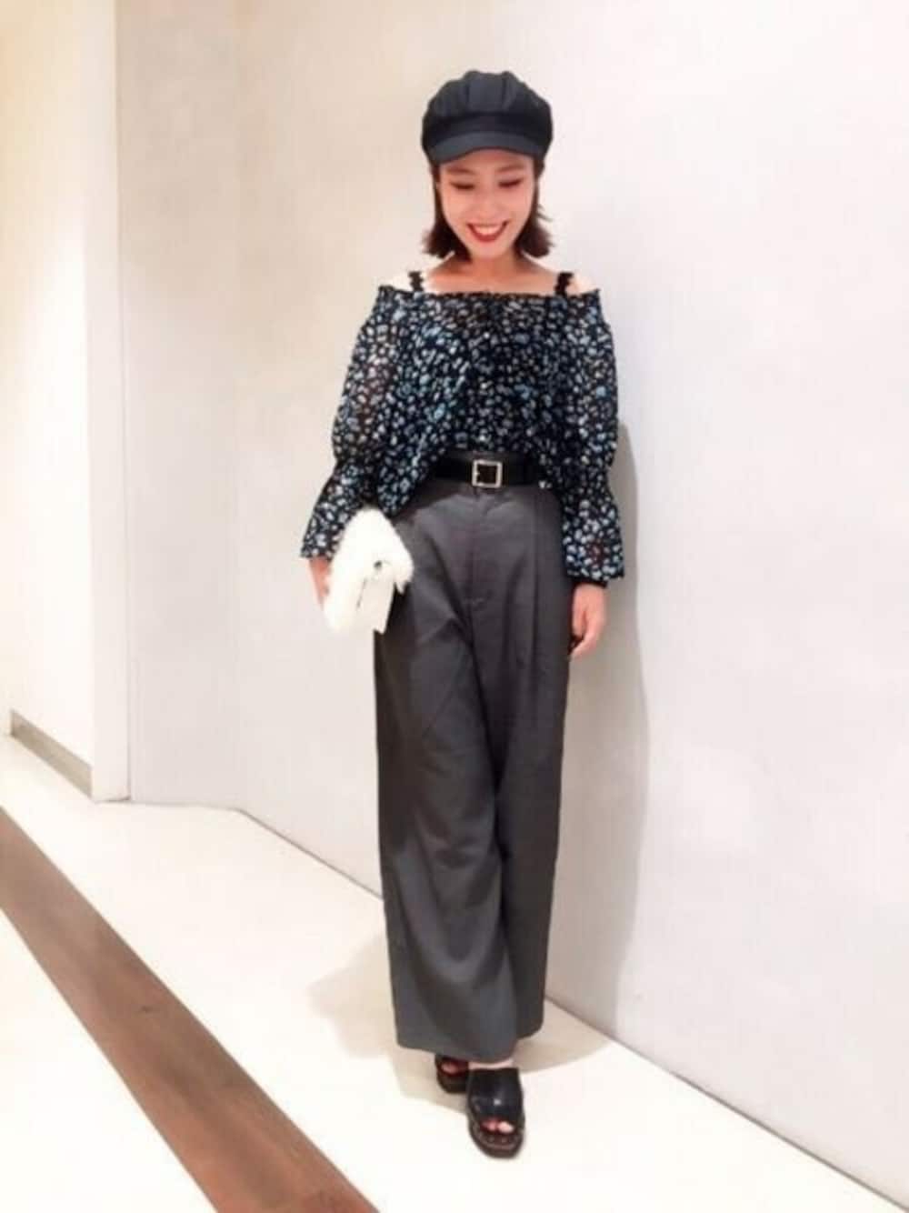「ブラウス、花柄、JEANASiS、ジーナシス、ワイドパンツ、シフォン、オフショル、ファー小物」｜「JEANASISのフラワーVチュニック6S/767177（シャツ/ブラウス、ブラック系）」を使った、JEANASISイオンモール倉敷店STAFFさん（レディース・154cm）の夏コーディネートの1枚目の写真