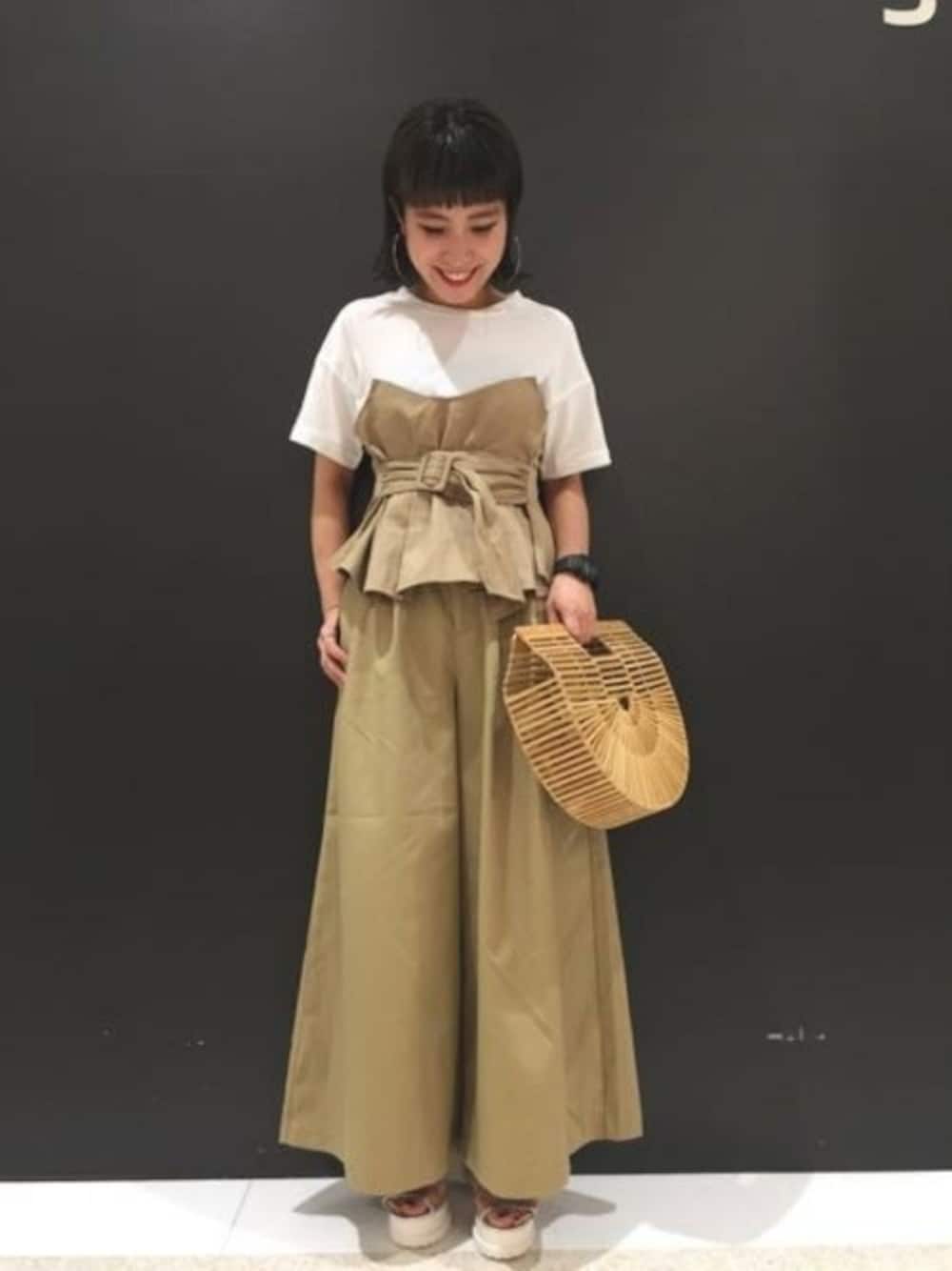「チノパン、ベージュ、JEANASiS、ジーナシス、ビスチェ、ワイドパンツ、タックパンツ、デザイントップス」｜「JEANASISのビスチェTEE/788483（Tシャツ/カットソー、ベージュ系）」を使った、JEANASISイオンモール倉敷店STAFFさん（レディース・154cm）の春コーディネートの1枚目の写真