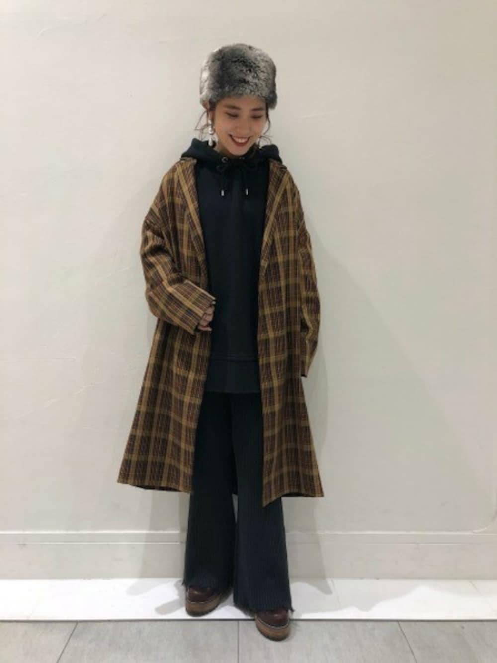 「チェック、スウェット、コート、ブーツ、パーカー、JEANASiS、ジーナシス、ニットパンツ、パンツスタイル、ファー小物」｜「JEANASISのチェックBIGチェスターコート/814870（チェスターコート、ブラウン系）」を使った、JEANASISイオンモール倉敷店STAFFさん（レディース・154cm）の冬コーディネートの1枚目の写真