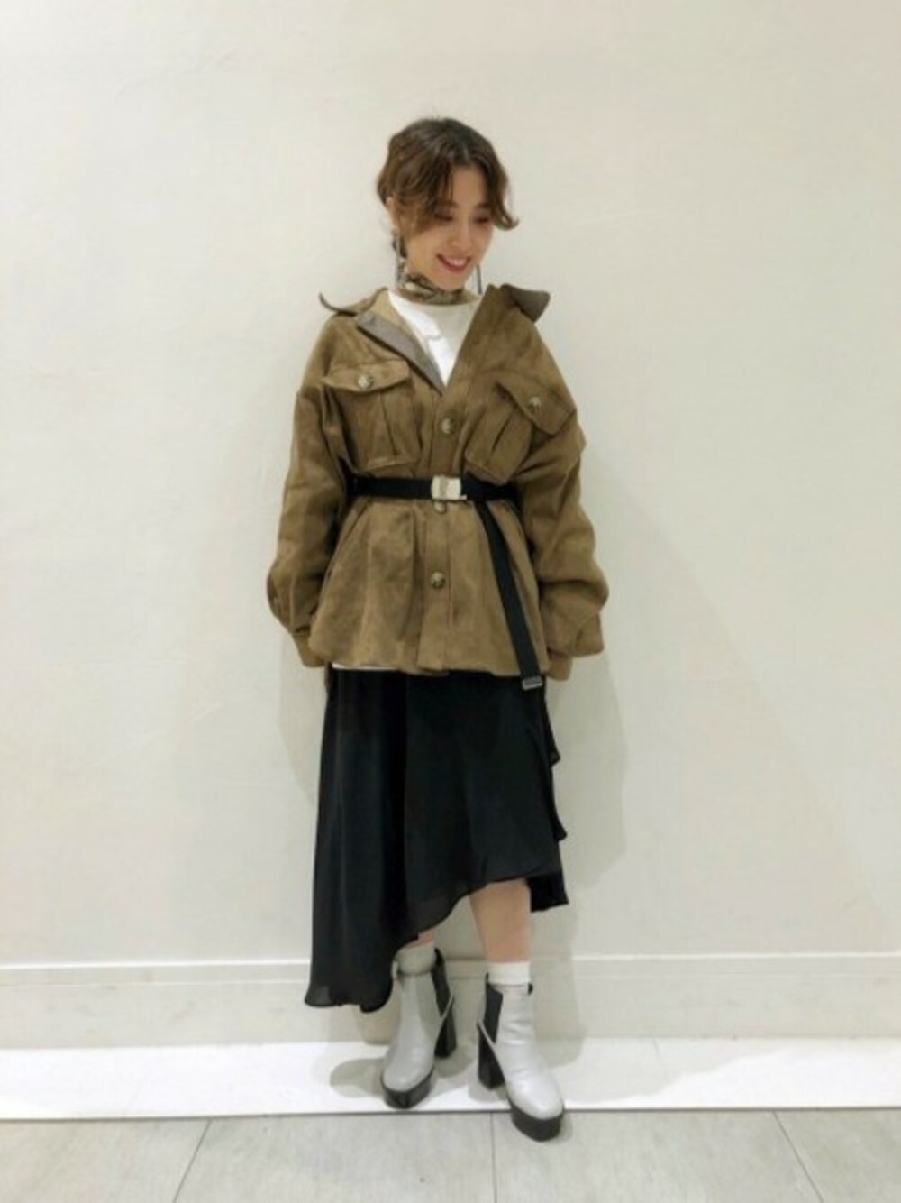 「ビッグシルエット、JEANASiS、ジーナシス、シャツジャケット、ウエストマーク、春コーデ、ビッグシャツ、ルーズシルエット、アシメスカート」｜「JEANASISのヌバックライクBIGシャツコート/826215（その他アウター、ブラウン系）」を使った、JEANASISイオンモール倉敷店STAFFさん（レディース・154cm）の冬コーディネートの1枚目の写真
