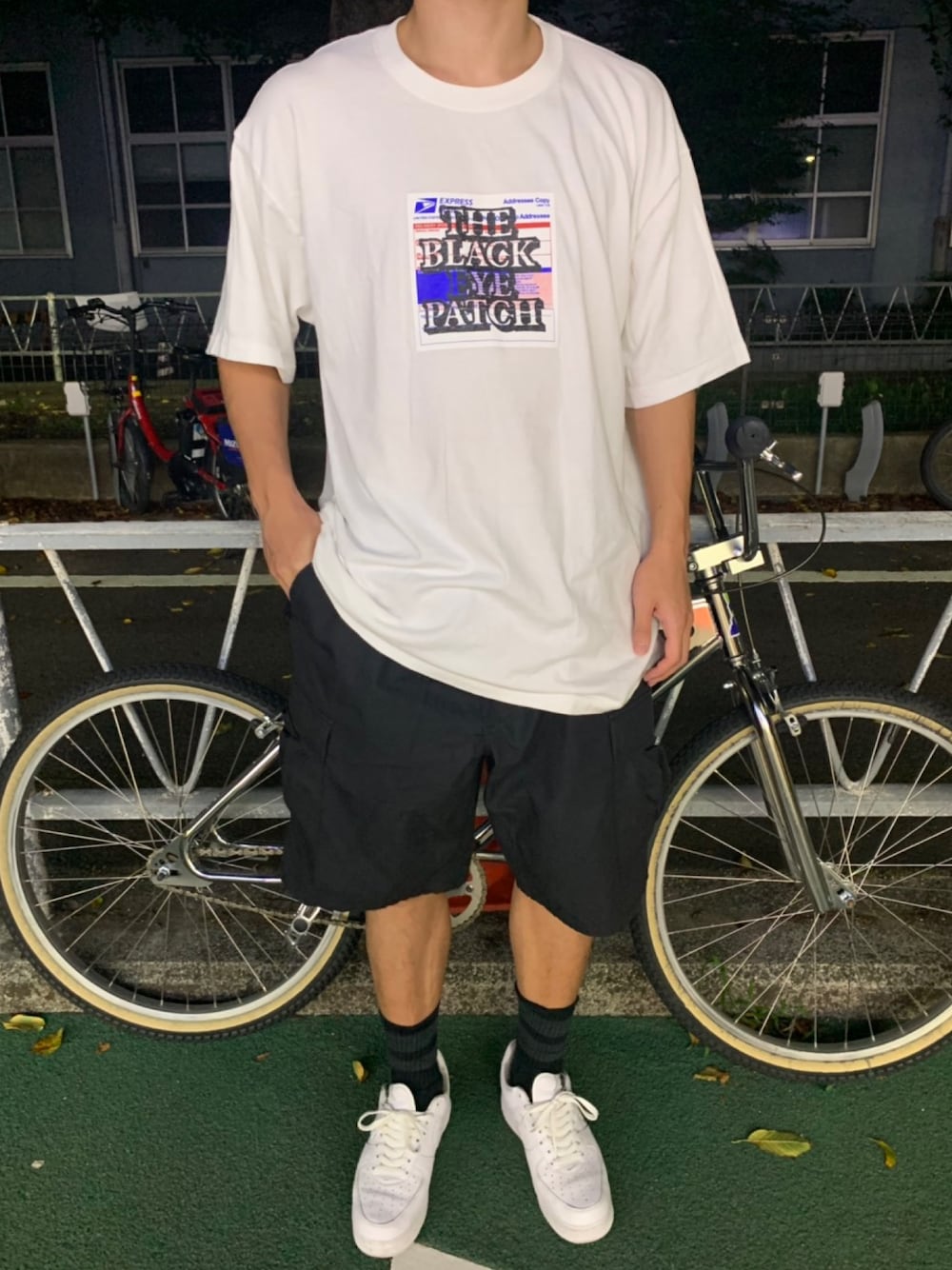 「Tシャツ、いいね、save、フォローお願いします🤑、ストリート、ビッグシルエット、白Tシャツ、NIKE、blackeyepatch、カジュアルコーデ、スニーカー、短パン」｜「BlackEyePatchのアイテム（Tシャツ/カットソー、ホワイト系）」を使った、Gさん（メンズ・175cm）の秋コーディネートの1枚目の写真