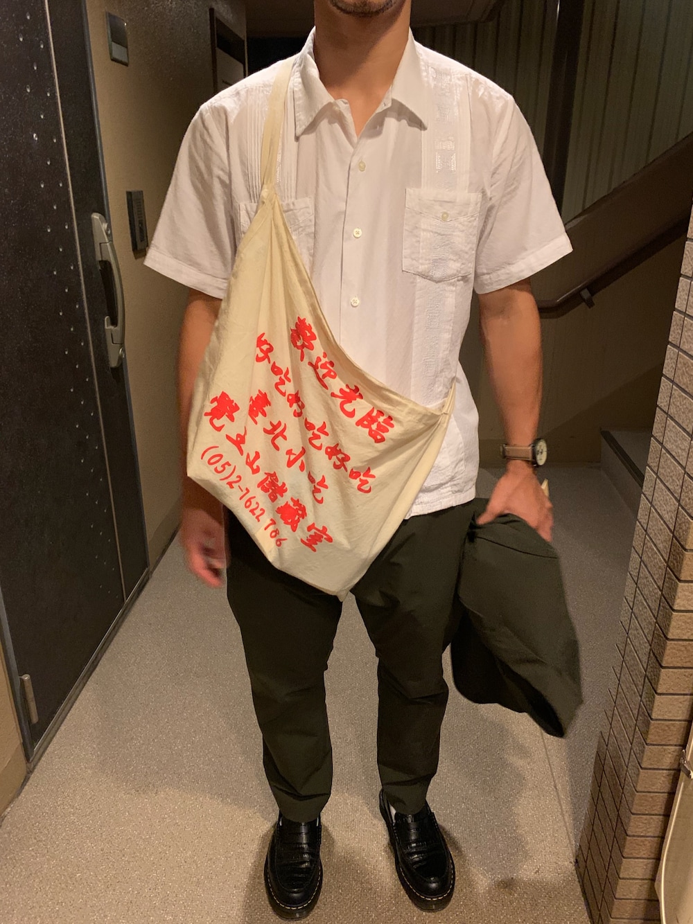 「大人カジュアル、ジャーナルスタンダード、セットアップ、カーキ、キューバシャツ、キレイめ、ローファー、秋コーデ、stussy、ラブアンドピース2019」｜「SON OF THE CHEESEのアイテム（シャツ/ブラウス、ホワイト系）」を使った、Gさん（メンズ・175cm）の秋コーディネートの1枚目の写真