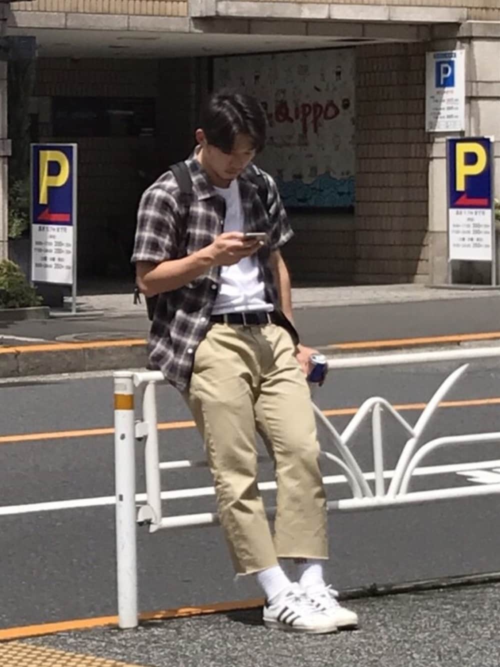 「タックイン、古着、白Tシャツ、チノパン、adidas、シャツスタイル、ラブアンドピース2019、秋のコーデ、休日スタイル、ラフスタイル」｜「古着のアイテム（シャツ/ブラウス、ブラウン系）」を使った、Gさん（メンズ・175cm）の夏コーディネートの1枚目の写真
