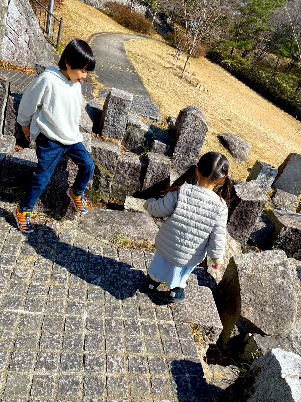 「キッズコーデ、おしゃれさんと繋がりたい、シンプルコーデ、ワンピース、パーカー、男の子、女の子コーデ」｜「韓国子供服のアイテム（パーカー、シルバー系）」を使った、ともぴさん（キッズ・120cm）の春コーディネートの1枚目の写真
