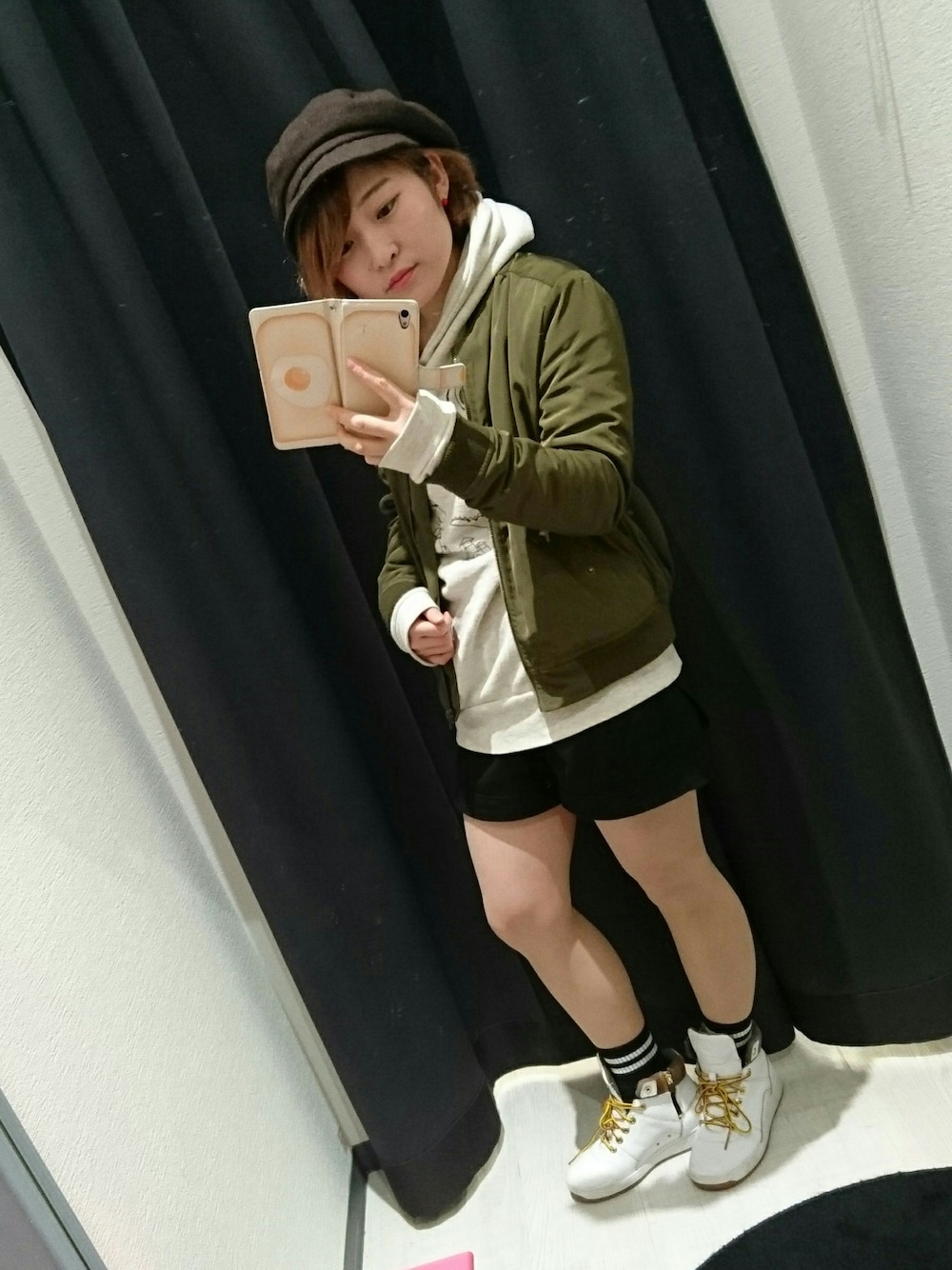 「モノトーン、キャスケット、MA-1、MA-1×パーカー、パーカー、ショートパンツ、ラインソックス、Timberland、まさかの子供服、ラブトキシック」｜「no brandのアイテム（キャスケット、ブラウン系）」を使った、みぃちゃん☺︎︎さん（レディース・150cm）の冬コーディネートの1枚目の写真