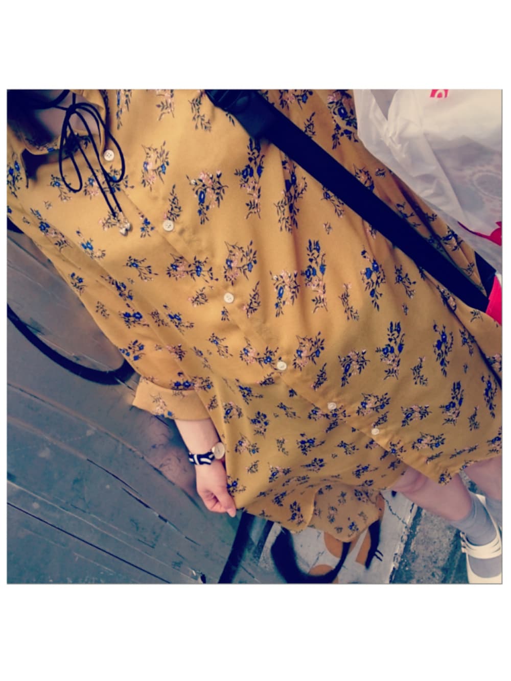 「大人カジュアル、春コーデ、花柄、花柄ワンピース、黄色、ootd、渋谷、原宿、厚底サンダル」｜「rpsのスラブジョーゼット９分袖ロケットブラウスチュニック（シャツ/ブラウス、イエロー系）」を使った、みぃちゃん☺︎︎さん（レディース・150cm）の春コーディネートの1枚目の写真