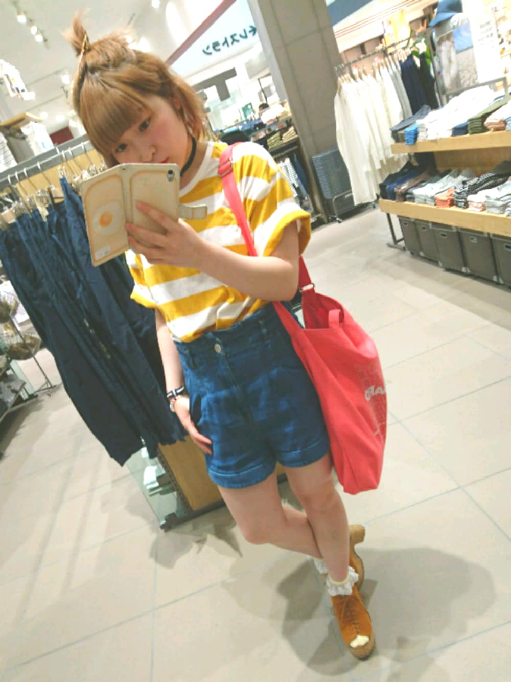 「夏コーデ、ラフ、デニム、カジュアル、ボーダー、サンダル、サンダルに靴下、ラクチンコーデ、ボーイッシュ、まさかの子供服」｜「e.r.g*のアイテム（Tシャツ/カットソー、イエロー系）」を使った、みぃちゃん☺︎︎さん（レディース・150cm）の春コーディネートの1枚目の写真