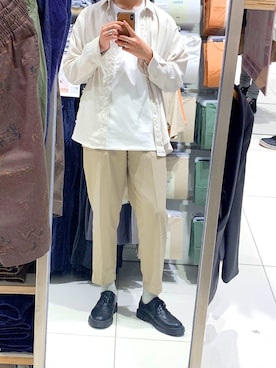 スラックス ベージュ系 を使った 白tシャツ の人気ファッションコーディネート Wear