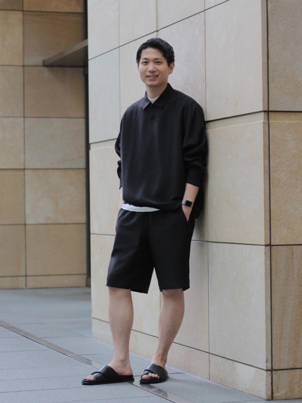 ブラック系のサンダル、ホワイト系のTシャツ/カットソー、ブラック系のシャツ/ブラウスを着用したメンズの春コーディネートの1枚目の写真