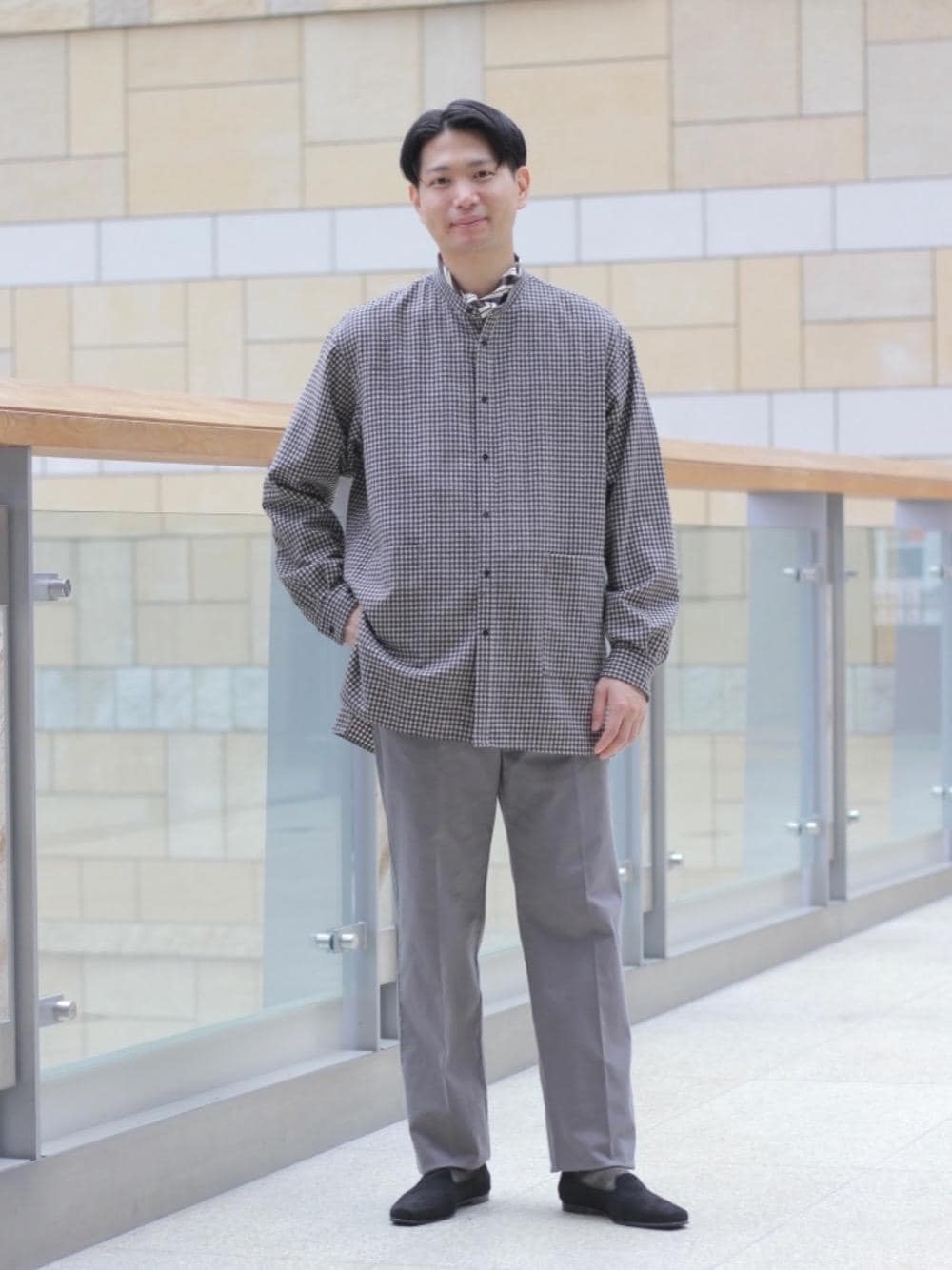 「トレンド、リラックス、シャツ/ブラウス、Tシャツ/カットソー、ベーシック/トラッド、ぱんつ」｜「UNITED ARROWSの＜UNITED ARROWS ＞ スヴィン/サファイア Tシャツ（Tシャツ/カットソー、ホワイト系）」を使った、木原 大輔さん（メンズ・178cm）の秋コーディネートの1枚目の写真