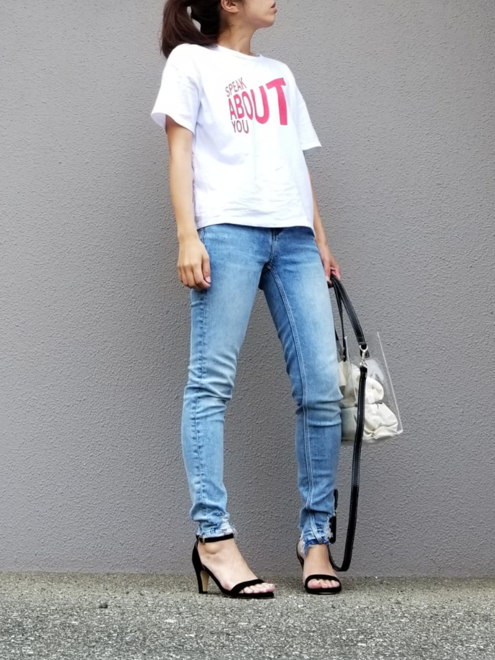 「休日コーデ、オトナカジュアル、プチプラ、Tシャツ、Tシャツ×デニム、メンズライク、赤ロゴ、親子コーデ、ストラップサンダル、ZARA」｜「ZARAのアイテム（Tシャツ/カットソー、ホワイト系）」を使った、may_shionさん（レディース・155cm）の夏コーディネートの1枚目の写真