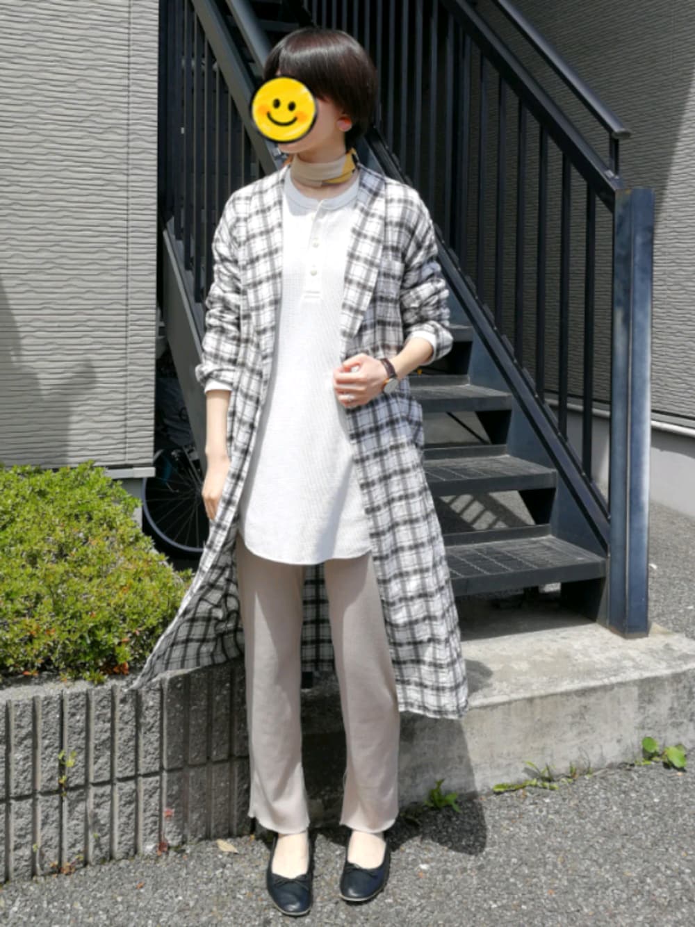 ホワイト系のTシャツ/カットソー、ホワイト系のその他アウター、ベージュ系のパンツを着用したレディースの春コーディネートの1枚目の写真