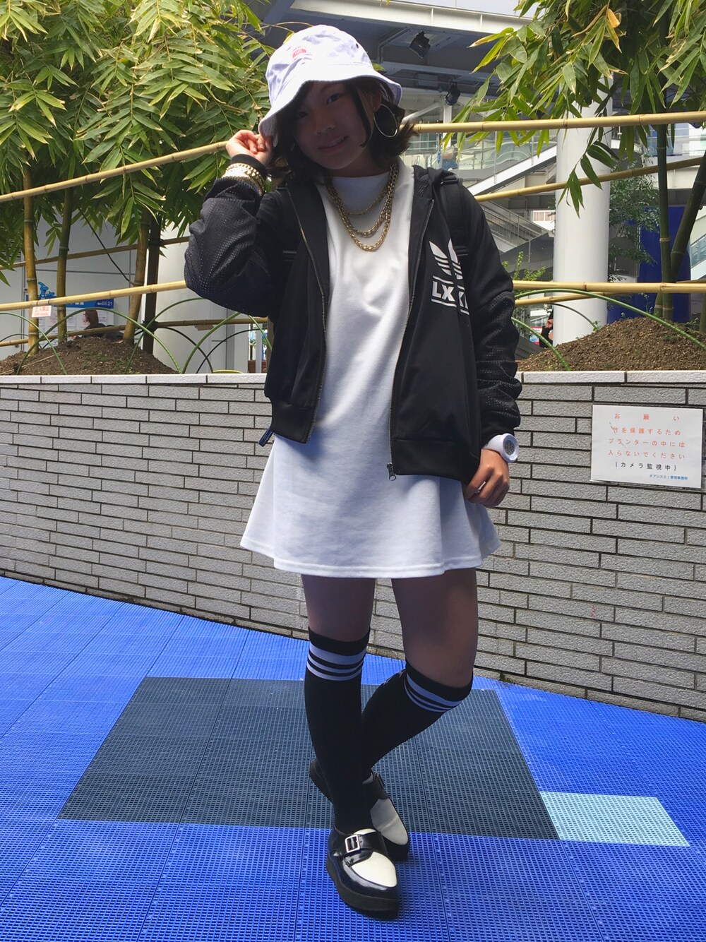 「お洒落、モノクロ、ゴールドアクセ、レッスン、ﾜﾝﾋﾟｰｽ風、短パン」｜「adidas Originalsのアイテム（ジャケット/アウター、ブラック系）」を使った、sudamaka（すだまかちゃん）さん（レディース・150cm）の春コーディネートの1枚目の写真