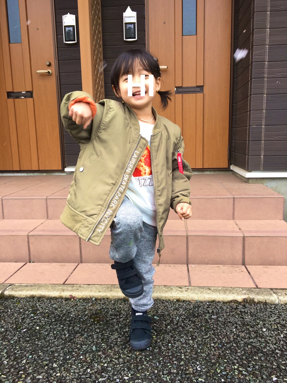 「MA-1、アプレレクール、PIZZA、スウェット、futafuta、雪」｜「apres les coursのLunchトレーナー（スウェット、ホワイト系）」を使った、hinananazenさん（キッズ・100cm）の冬コーディネートの1枚目の写真