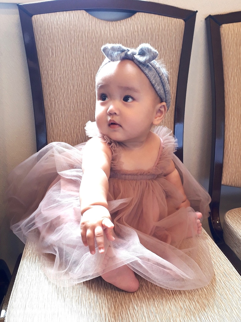 「結婚式、ドレス、生後6ヶ月、女の子、フォーマル、ヘアバンド、秋のブラウンスタイル、ピンクブラウン」｜「BASEのアイテム（ドレス、ピンク系）」を使った、hinananazenさん（キッズ・100cm）の秋コーディネートの1枚目の写真