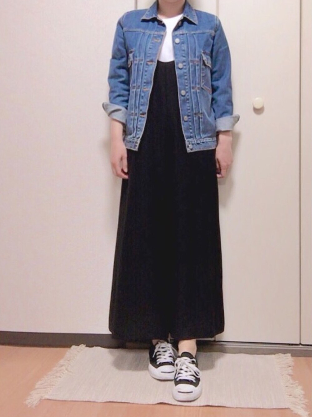 「シンプルコーデ、スニーカー、ジャックパーセル、サロペット、IENA、サーマル、jurnalstandard 、デニムジャケット、MACPHEE」｜「JOURNAL STANDARDのサーマルクルーネック Tシャツ#（Tシャツ/カットソー、ホワイト系）」を使った、chiiiiiさん（レディース・160cm）の春コーディネートの1枚目の写真