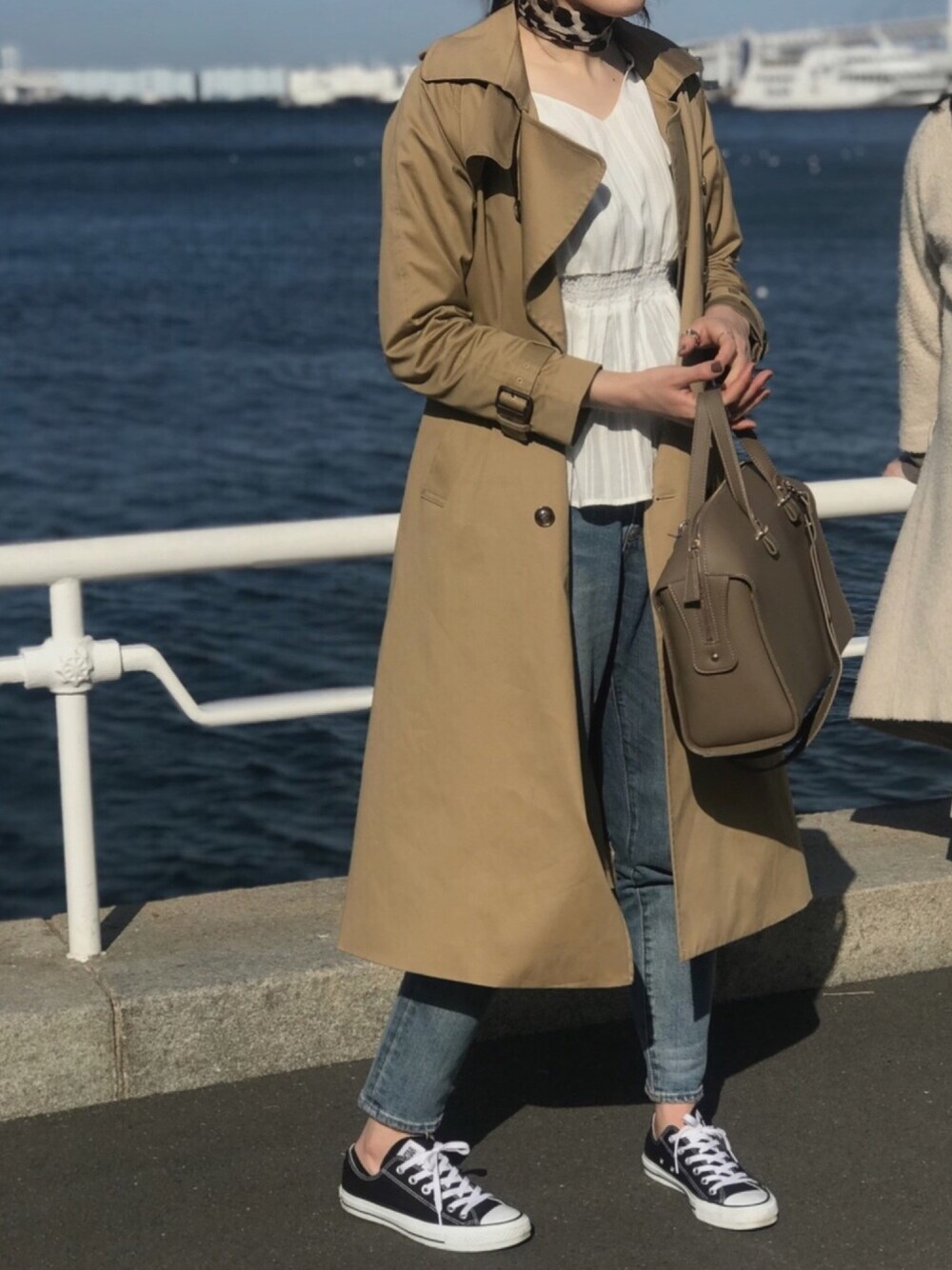 「休日スタイル、シンプルコーデ、高身長女子、オトナカジュアル、ぺプラムトップス」｜「LOWRYS FARMのシフォンスカーフネックレス　826713（バンダナ/スカーフ、ブラウン系）」を使った、kumaa:)さん（レディース・168cm）の春コーディネートの1枚目の写真