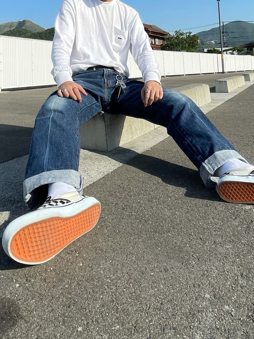 「revi´s」｜「FTCのアイテム（Tシャツ/カットソー、ホワイト系）」を使った、つかちゃんさん（メンズ・181cm）の夏コーディネートの1枚目の写真