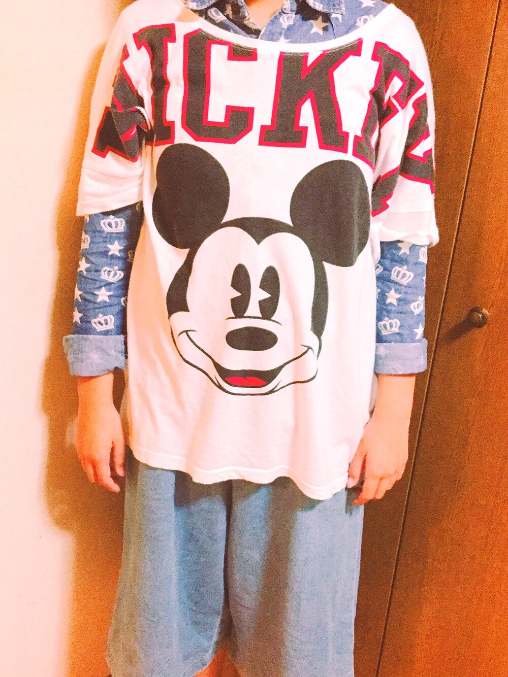 「デニム、デニムガウチョパンツ、デニムシャツ、Mickey Mouse 、disney、BABYDOLL、H&M」｜「H&Mのアイテム（Tシャツ/カットソー、ホワイト系）」を使った、mamiさん（レディース・162cm）の秋コーディネートの1枚目の写真