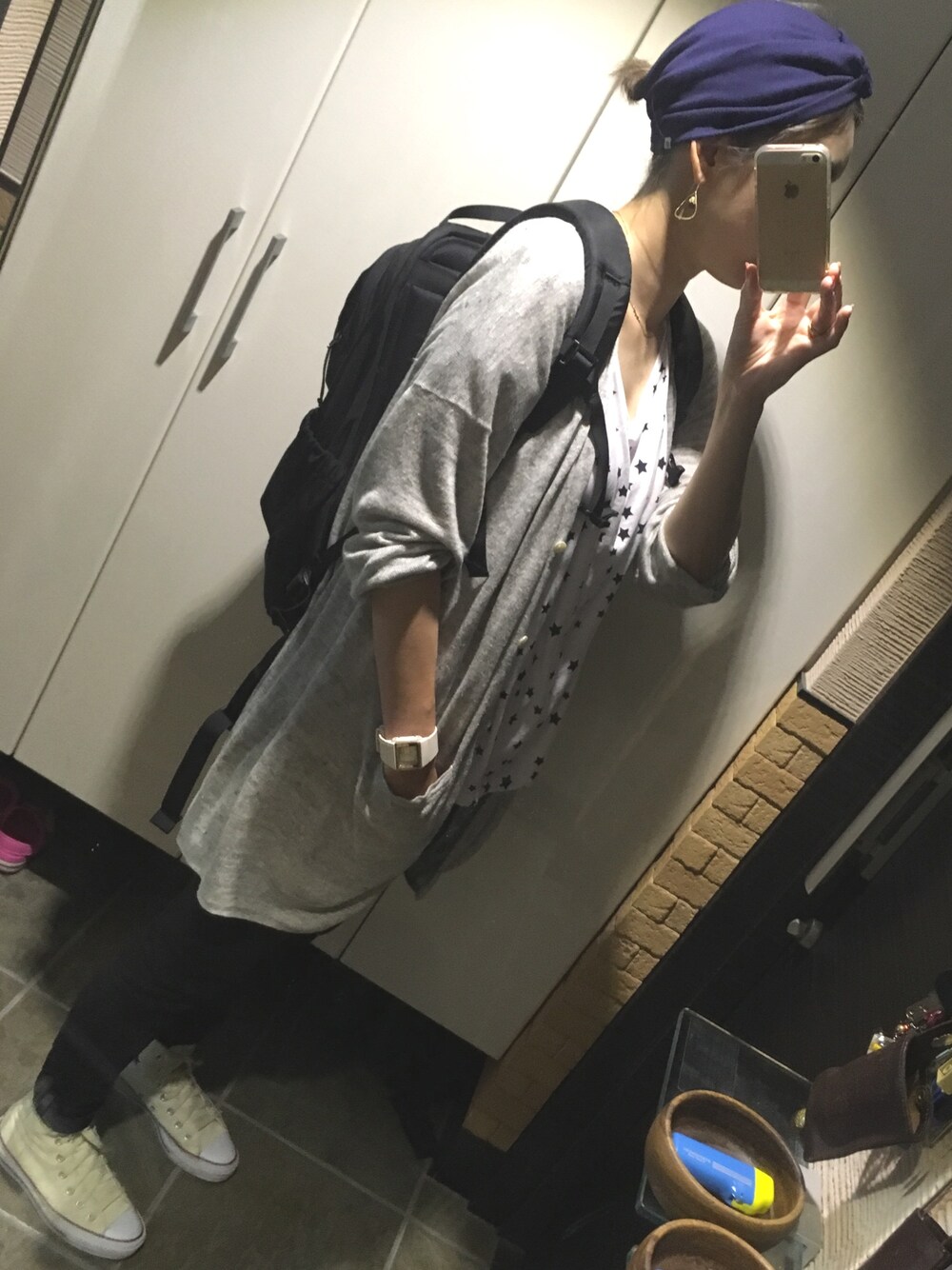 ベージュ系のスニーカー、グレー系のカーディガン/ボレロ、ブルー系のヘアバンドを着用したレディースの春コーディネートの1枚目の写真
