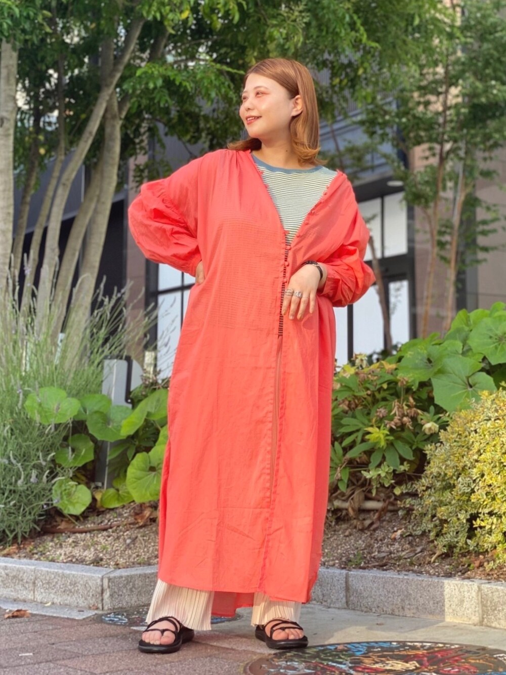 ピンク系のワンピース、ブルー系のTシャツ/カットソー、ホワイト系のその他パンツを着用したレディースの夏コーディネートの1枚目の写真