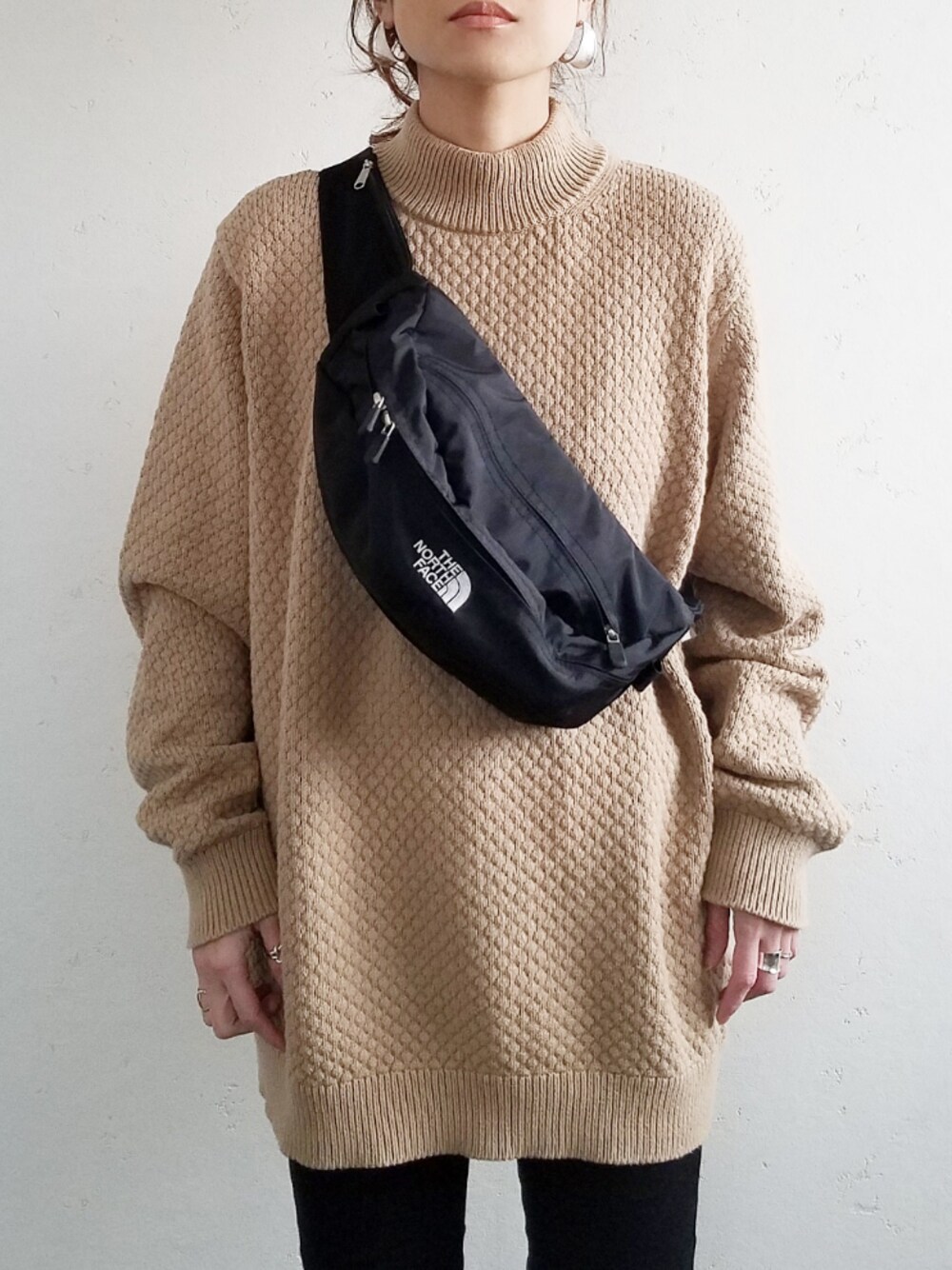 「シンプルコーデ、カジュアル、ゆるコーデ、冬、オーバーサイズ、プチプラコーデ、ベージュ、UNIQLO、メンズライク、黒スキニー」｜「UNIQLOのミドルゲージモックネックセーター（長袖）（ニット/セーター、ベージュ系）」を使った、sashaさん（レディース・157cm）の冬コーディネートの1枚目の写真