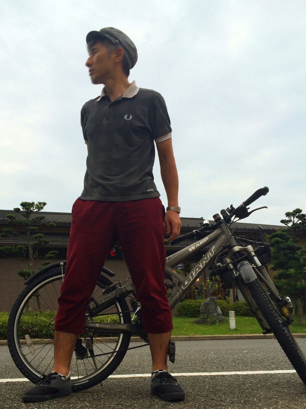 「グレンチェック、ポロシャツ、自転車スタイル、短パン、マリンキャップ」｜「FRED PERRYのFRED PERRY × STUSSY DELUXE - Shambray Printed Polo Shirt（ポロシャツ、グレー系）」を使った、loosecubeさん（メンズ・174cm）の秋コーディネートの1枚目の写真