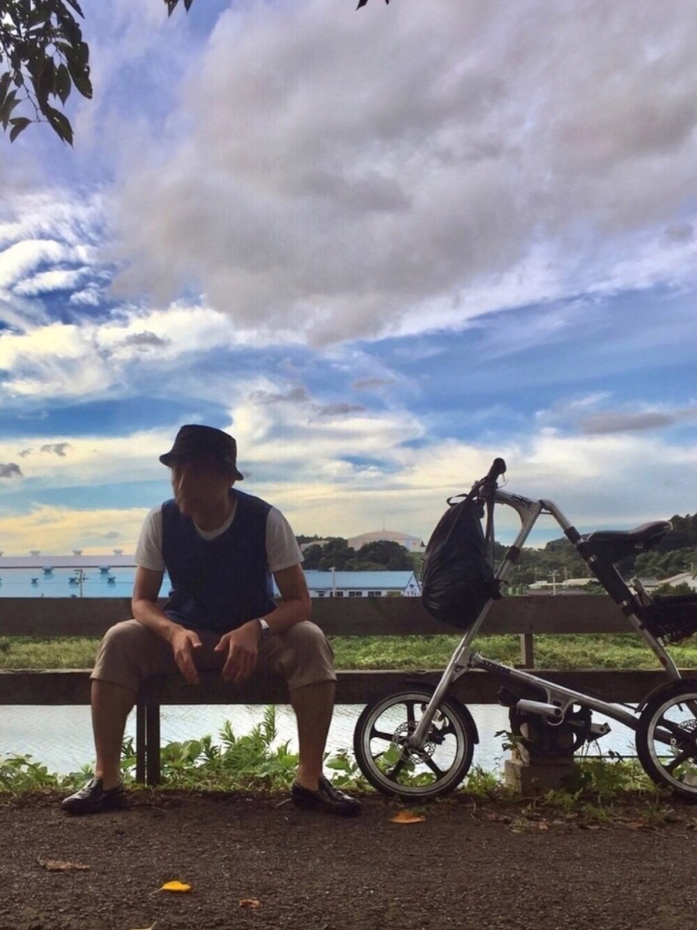 「ベスト、自転車スタイル、短パン、白Tシャツ」｜「URBAN RESEARCH DOORSのDOORS Lineco V/N Vest（ベスト、ブルー系）」を使った、loosecubeさん（メンズ・174cm）の秋コーディネートの1枚目の写真