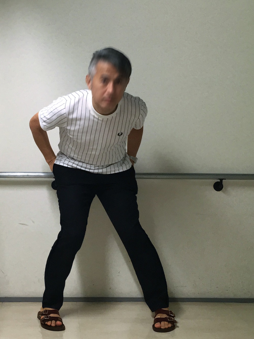 ホワイト系のTシャツ/カットソー、ブラック系のその他パンツ、レッド系のサンダルを着用したメンズの夏コーディネートの1枚目の写真