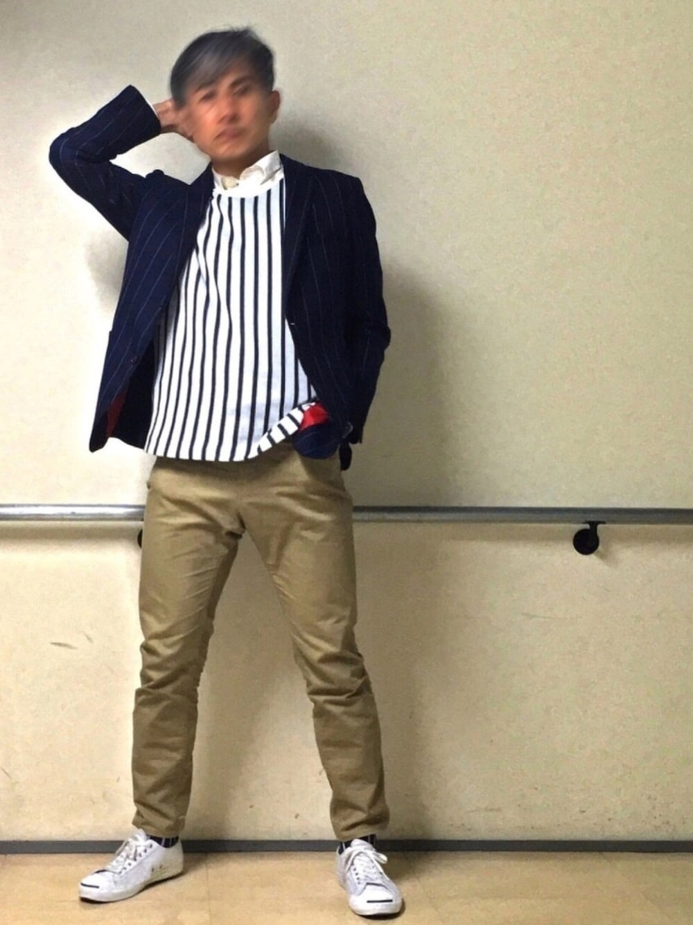 ホワイト系のベスト、ブルー系のテーラードジャケット、ベージュ系のその他パンツを着用したメンズの春コーディネートの1枚目の写真